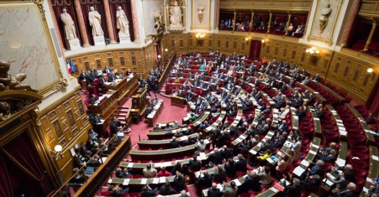le sénat approuve une surprime destinée à soutenir les forces de l'ordre suite aux récentes émeutes, renforçant ainsi la sécurité publique.