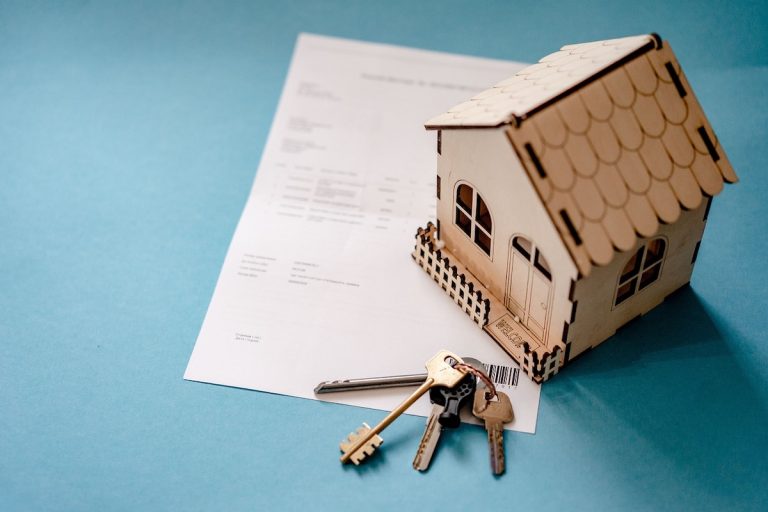 découvrez les raisons de la hausse des primes d'assurance habitation et comment protéger votre budget face à ces augmentations.