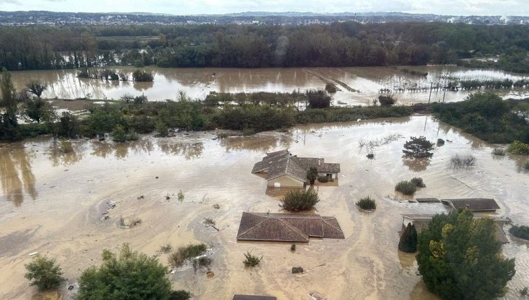 découvrez pourquoi les tarifs de l'assurance habitation augmentent jusqu'à 15 % et comment protéger votre budget face à ces hausses.