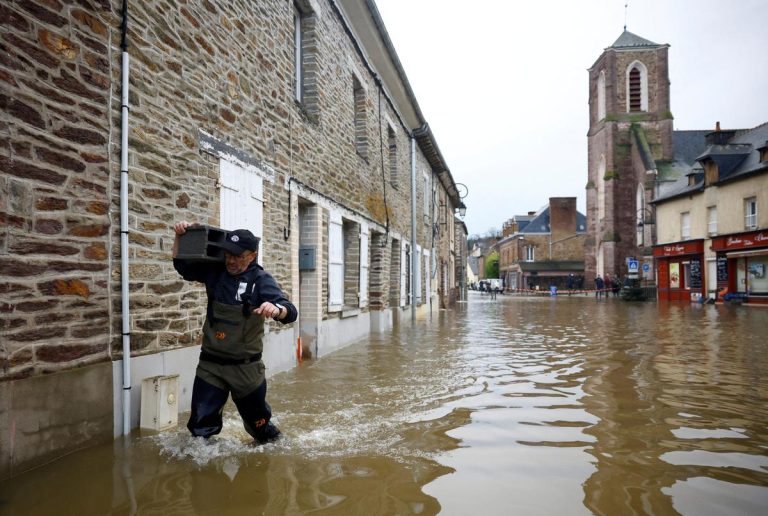 découvrez l'impact des inondations sur les coûts et l'assurance habitation à l'horizon 2050, et comment mieux protéger votre patrimoine face aux risques climatiques.