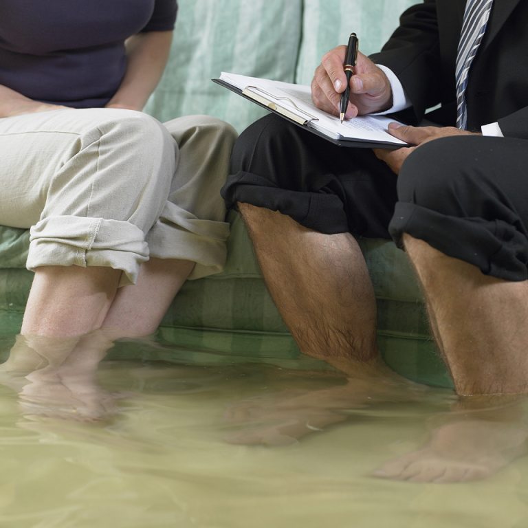 découvrez les raisons du refus d'assurance pour une maison perchée en france dans une zone à risque d'inondation et comment agir pour protéger votre habitation.