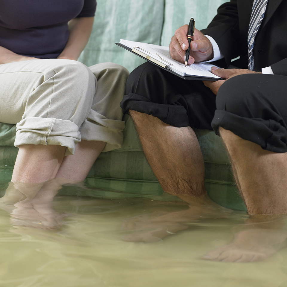 découvrez les raisons du refus d'assurance pour une maison perchée en france dans une zone à risque d'inondation et comment agir pour protéger votre habitation.